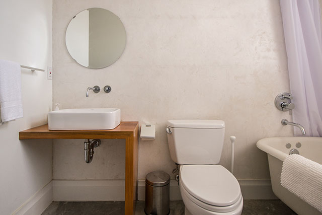 Maison Blanche - Downstairs Bathroom